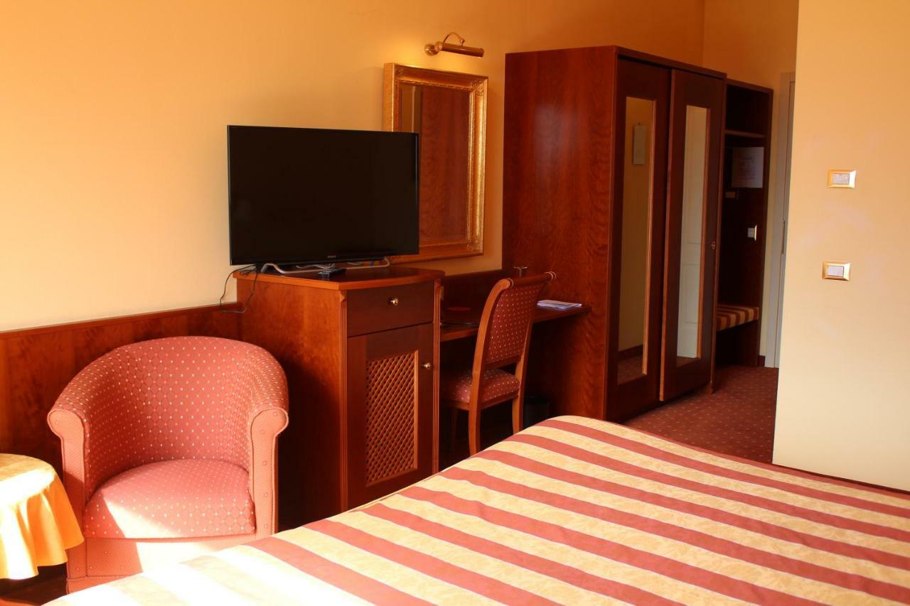 Hotel La Dolce Vita Cavaion Veronese Bagian luar foto